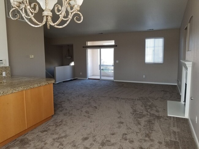 Building Photo - Stunning Home in Pacific Crest!  This 5 Bedroom 2.5 Bathroom with 2 Living Rooms