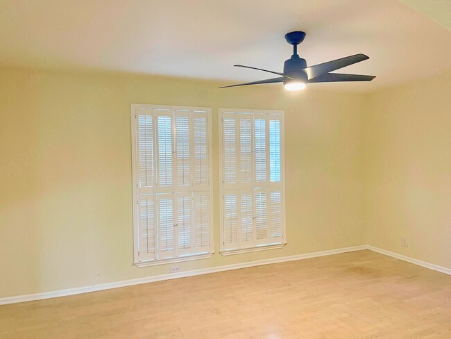 Building Photo - 5868 Royal Rdg Dr