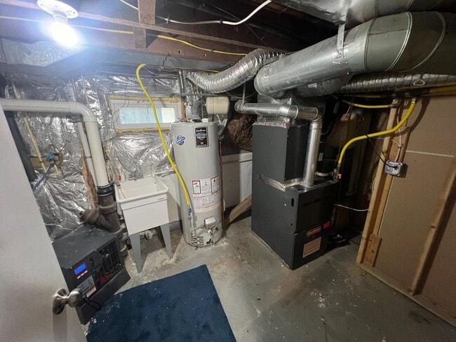 Building Photo - Cozy 3 Bedroom 2 Bath Single Family Home i...