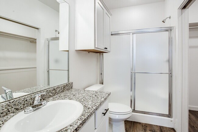 Building Photo - Luxury 2 Bedroom, 2 Bath!