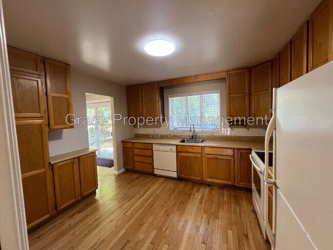 Building Photo - 10541 Livingston Dr