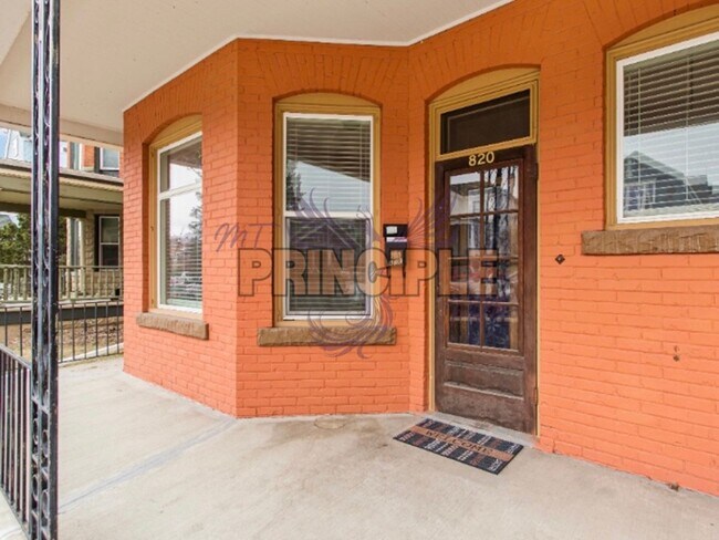 Building Photo - 820-822 W Silver