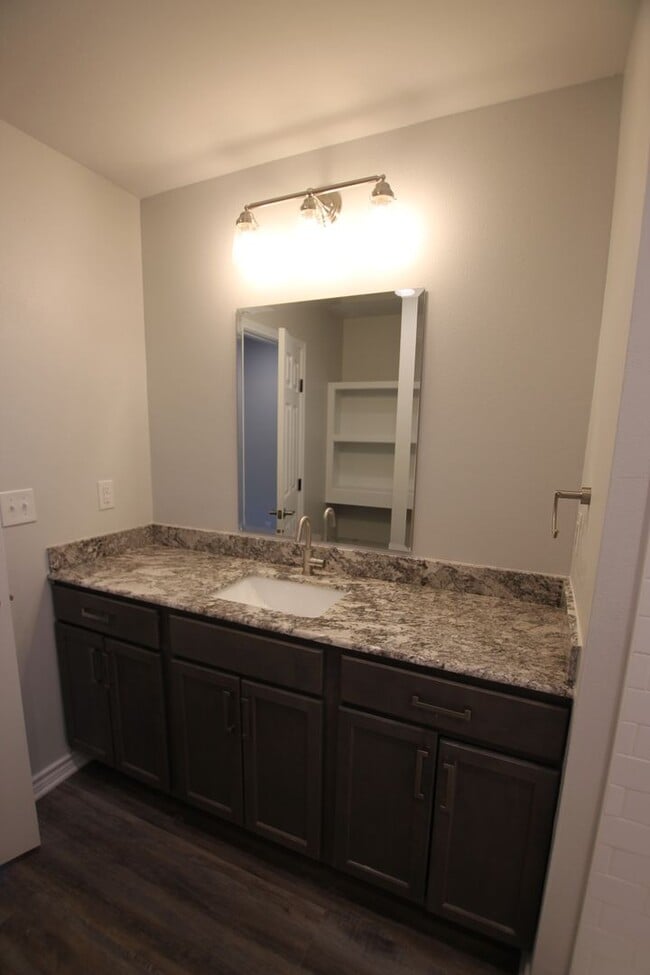 Building Photo - Stunning 2 Bed 2.5 Bath 1 Car Garage Townhome in Tyler!