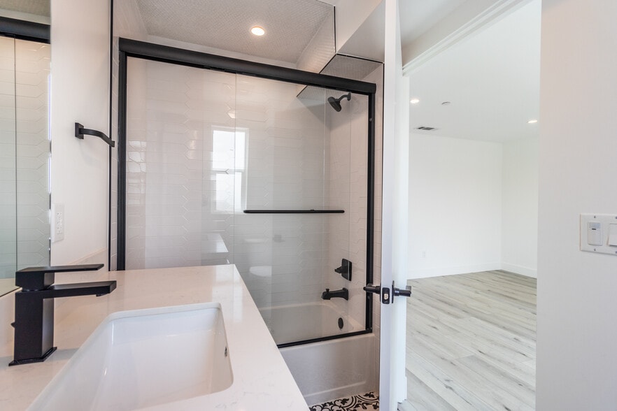 Building Photo - 4295 1/2 Tujunga Ave