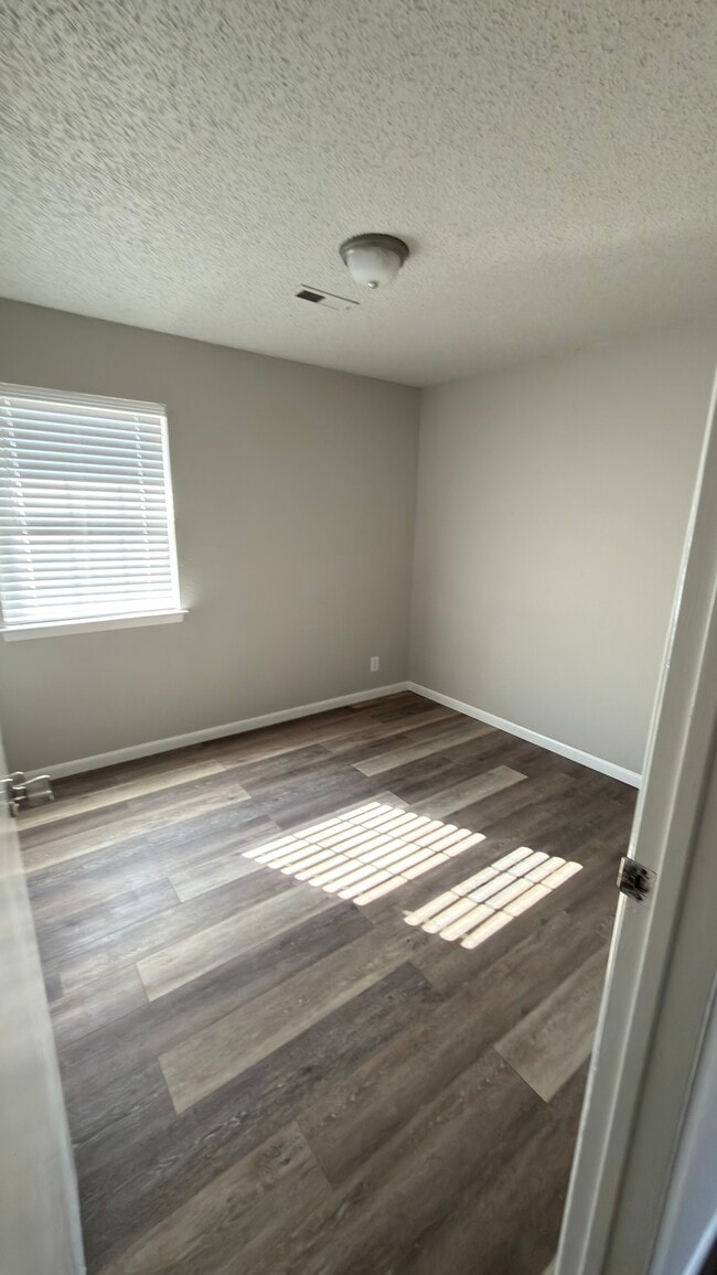 Building Photo - 150 W Kent St