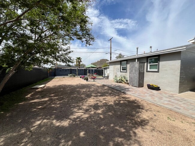 Building Photo - Furnished cozy 1 bedroom Duplex!