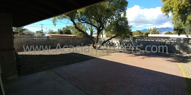 Building Photo - Centrally Located Three Bedroom/Two Bath Home
