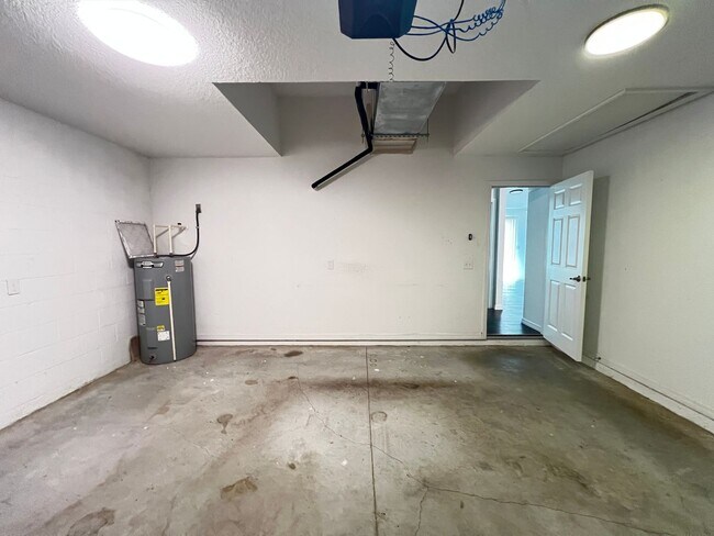 Building Photo - Beautiful 3 Bedroom, 2 Bathroom Home in Oc...