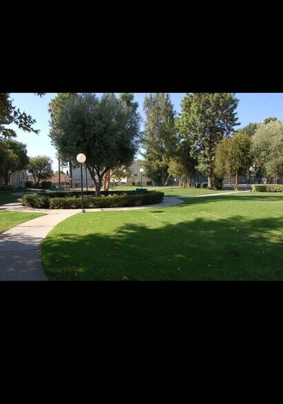 Building Photo - 7651 Reseda Blvd