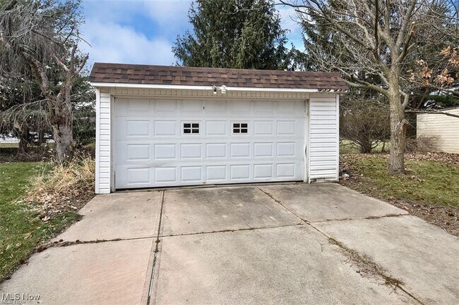 Building Photo - 2344 Westmoor Rd