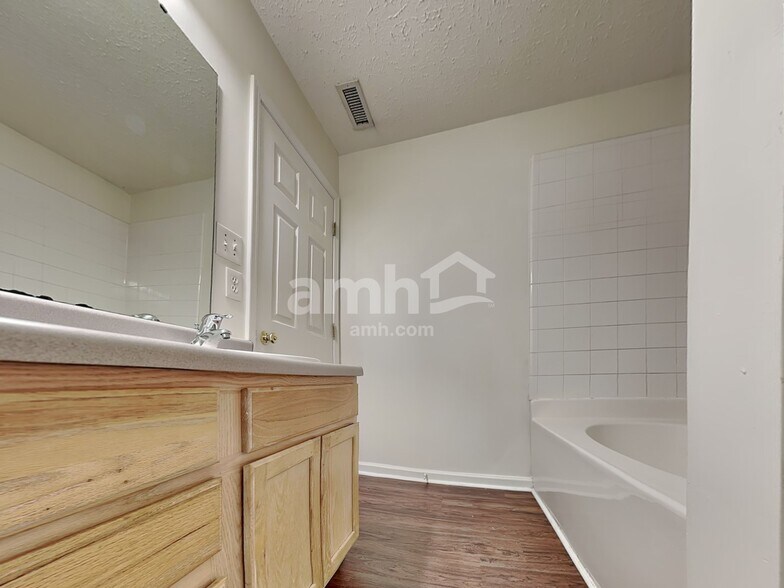 Building Photo - 1907 Landon Farms Ln