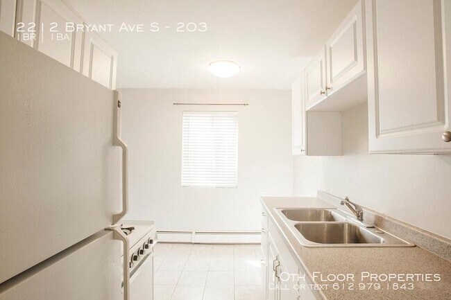 Building Photo - 2212 Bryant Ave S - 303 - 1 bed, 1 full bath