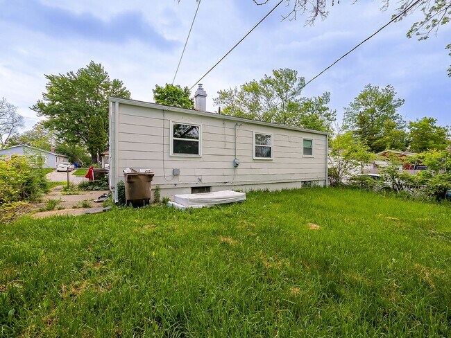 Building Photo - Charming 3BR Home Available Now in Pontiac!