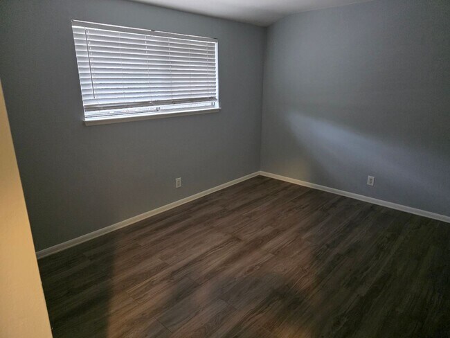 Building Photo - Spacious one level Penthouse