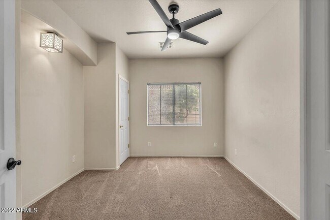 Building Photo - 902 E Madeline Dr