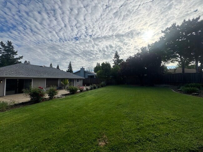 Building Photo - Stunning 3 bedroom 2.5 bathroom home in Folsom with large backyard