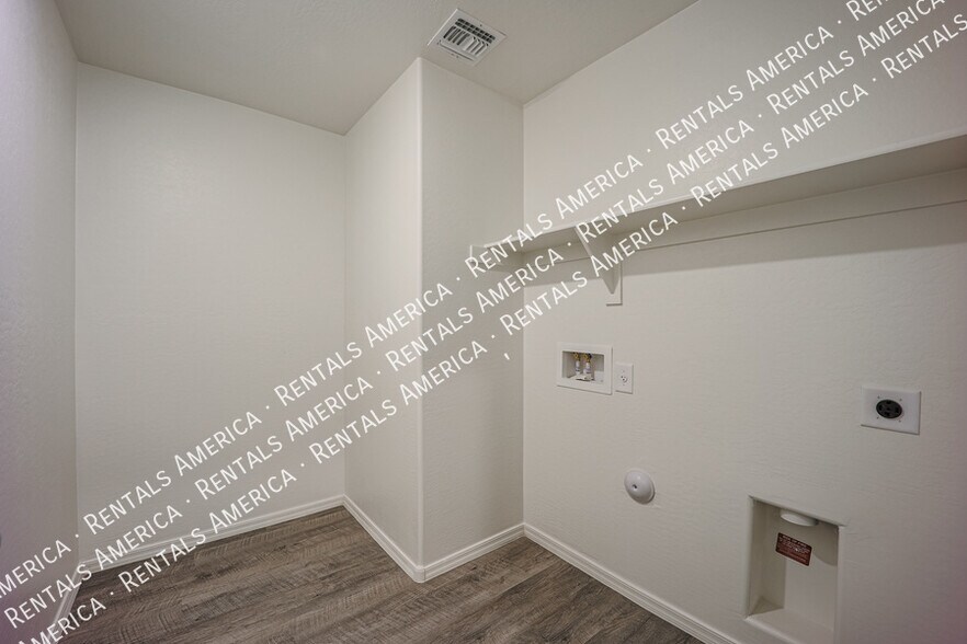 Building Photo - 466 W Black Hawk Pl