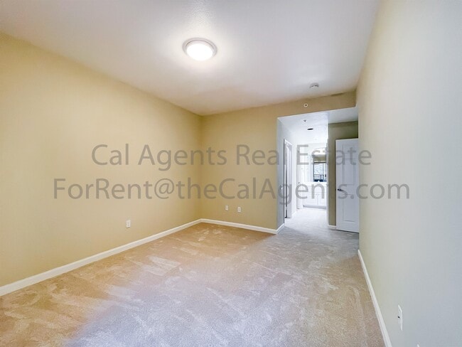 Building Photo - 260 Caldecott Ln