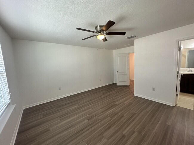 Building Photo - "Beautifully Maintained 3-Bed Townhouse with 2.5 Baths in Lakeland - Spacious 1,676 Sq. Ft.!"