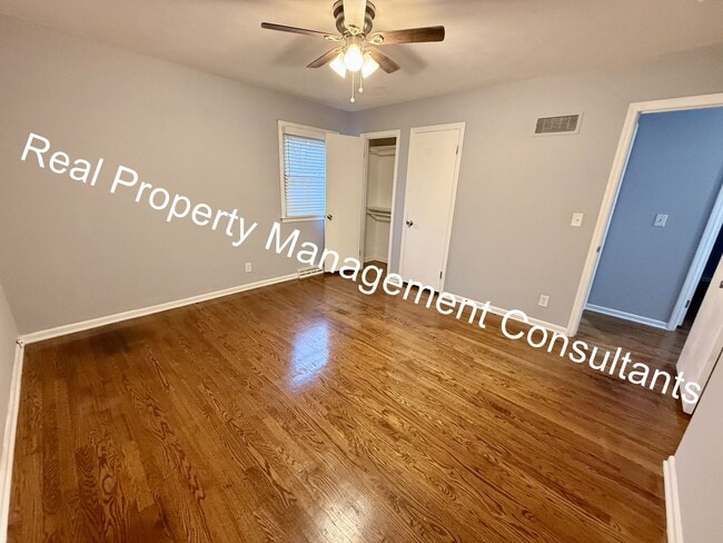 Building Photo - Stylish Split-Level Living in Overland Park  – Pet-Friendly