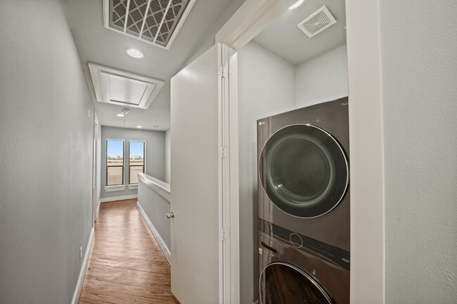 Building Photo - 1813 Dart St