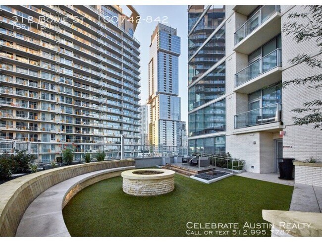 Building Photo - Rooftop Pool Overlooks Heart Of Austin