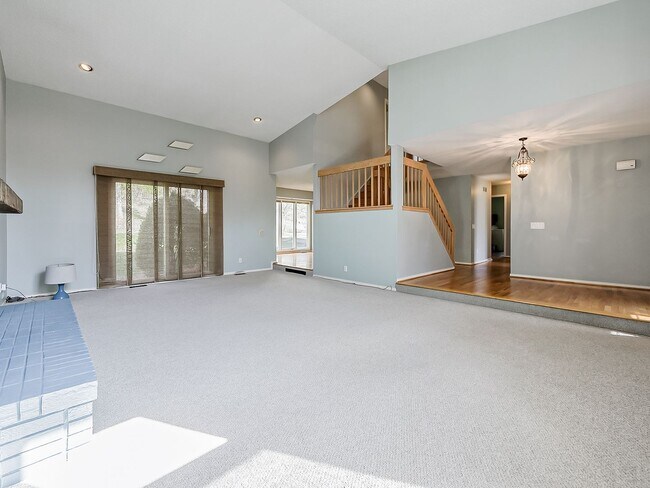 Building Photo - Welcome to this spacious single-family hom...