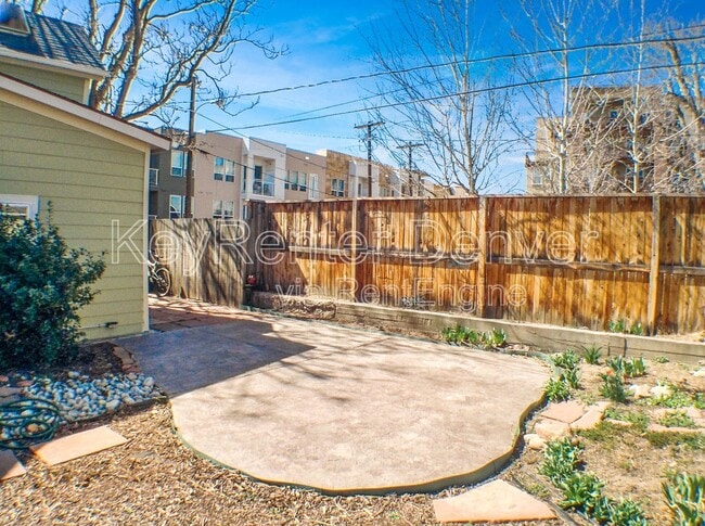 Building Photo - 2606 W River Dr