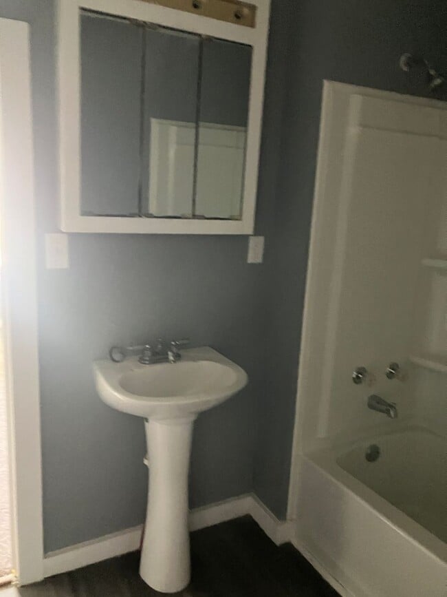 Building Photo - Refreshed 2 bedroom home