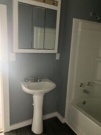 Building Photo - Refreshed 2 bedroom home
