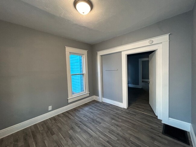 Building Photo - 323 Sherman St