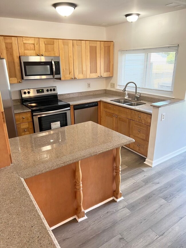 Building Photo - Stunning 3 Bedroom 2.5 Townhome Located in...