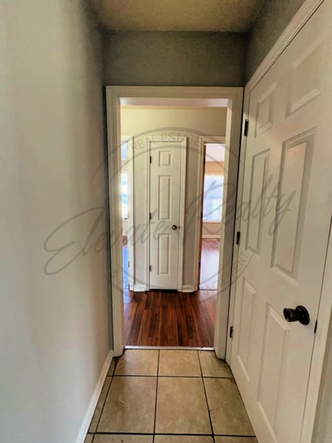 Building Photo - Three Bedroom Ranch with Appliances in Col...