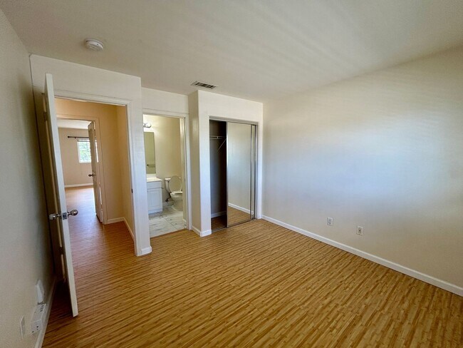 Building Photo - Spacious Townhouse with Central AC, Garage...