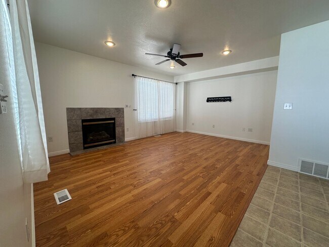 Building Photo - Freshly Painted, New Carpet Throughout - Home For Rent In Springville!!!