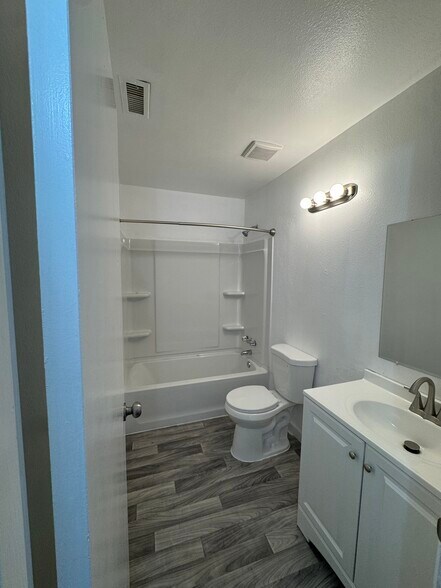 Building Photo - 211 W San Joaquin Ave