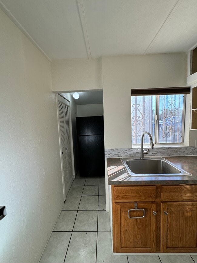 Building Photo - 239 S Cherry Ave