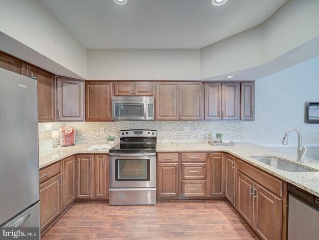 Building Photo - 2708 Summerview Way