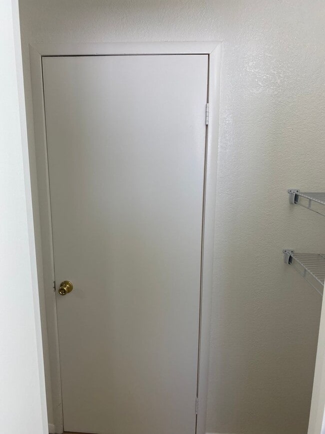 Building Photo - Henderson!!! 4 Bedrooms!! Single Story!! 2 car garage!! Big Back Yard!!! No HOA!! All Appliances!!