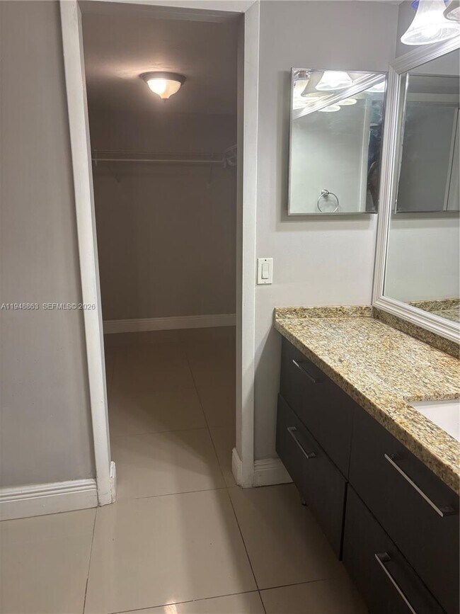 Building Photo - 400 Commodore Dr