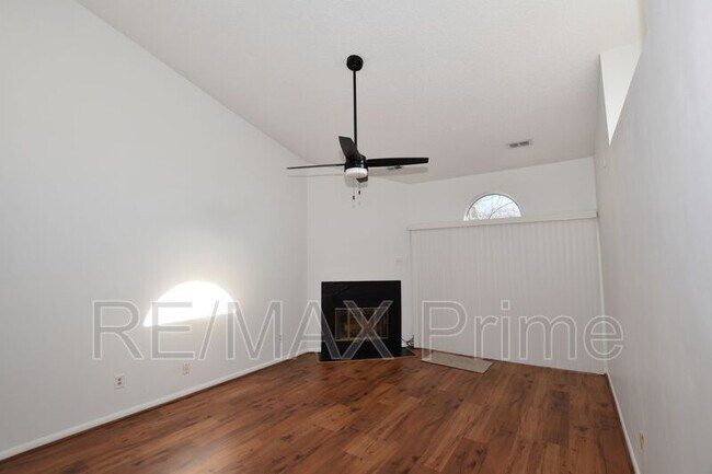 Building Photo - 525 E Lake Cir
