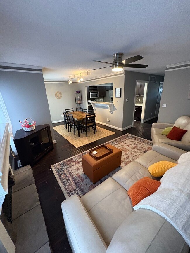 Building Photo - Beautiful 2-Bed, 3.5-Bath - Furnished Townhome - Now Offering a $500 Move-In Incentive — Ask for ...