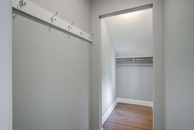 Building Photo - 2056 Summit Ave