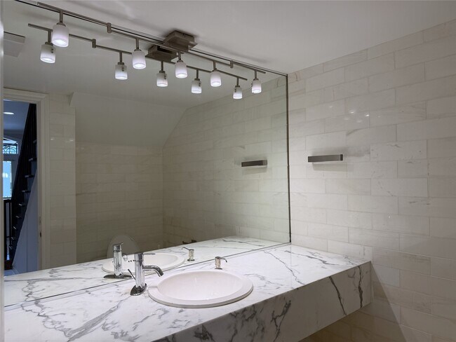 Building Photo - 2813 Saint St