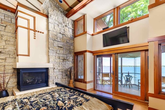 Building Photo - Lake Mendota Dream Home in Desirable Sprin...
