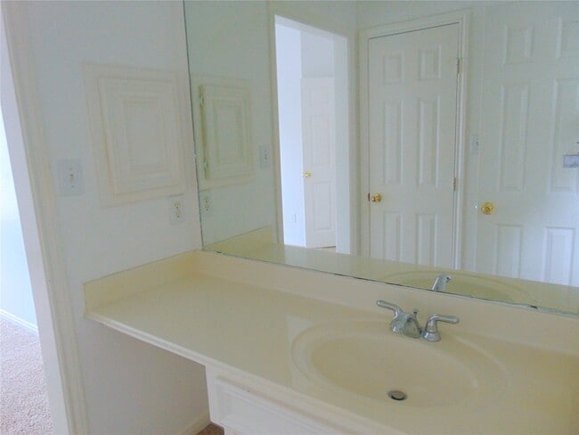 Building Photo - 1739 Lakewinds Dr