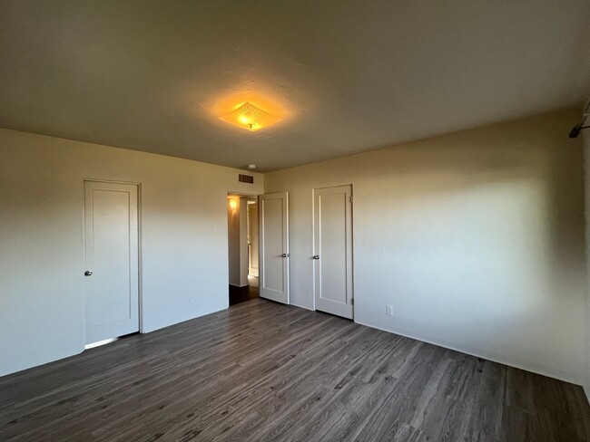 Building Photo - Cute 3 Bedroom 2 Bathroom Home In The Desi...