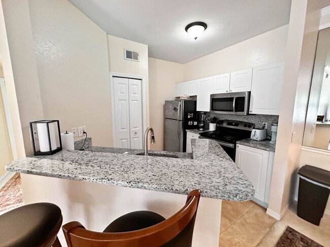 Building Photo - Fully Furnished, Bright 1 Bed 1 Bath Groun...