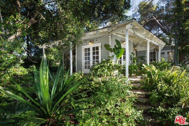 Building Photo - 3231 Coldwater Canyon Ln