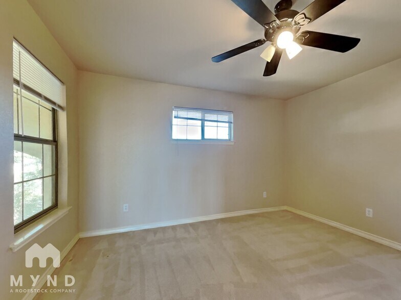 Building Photo - 914 Almadin